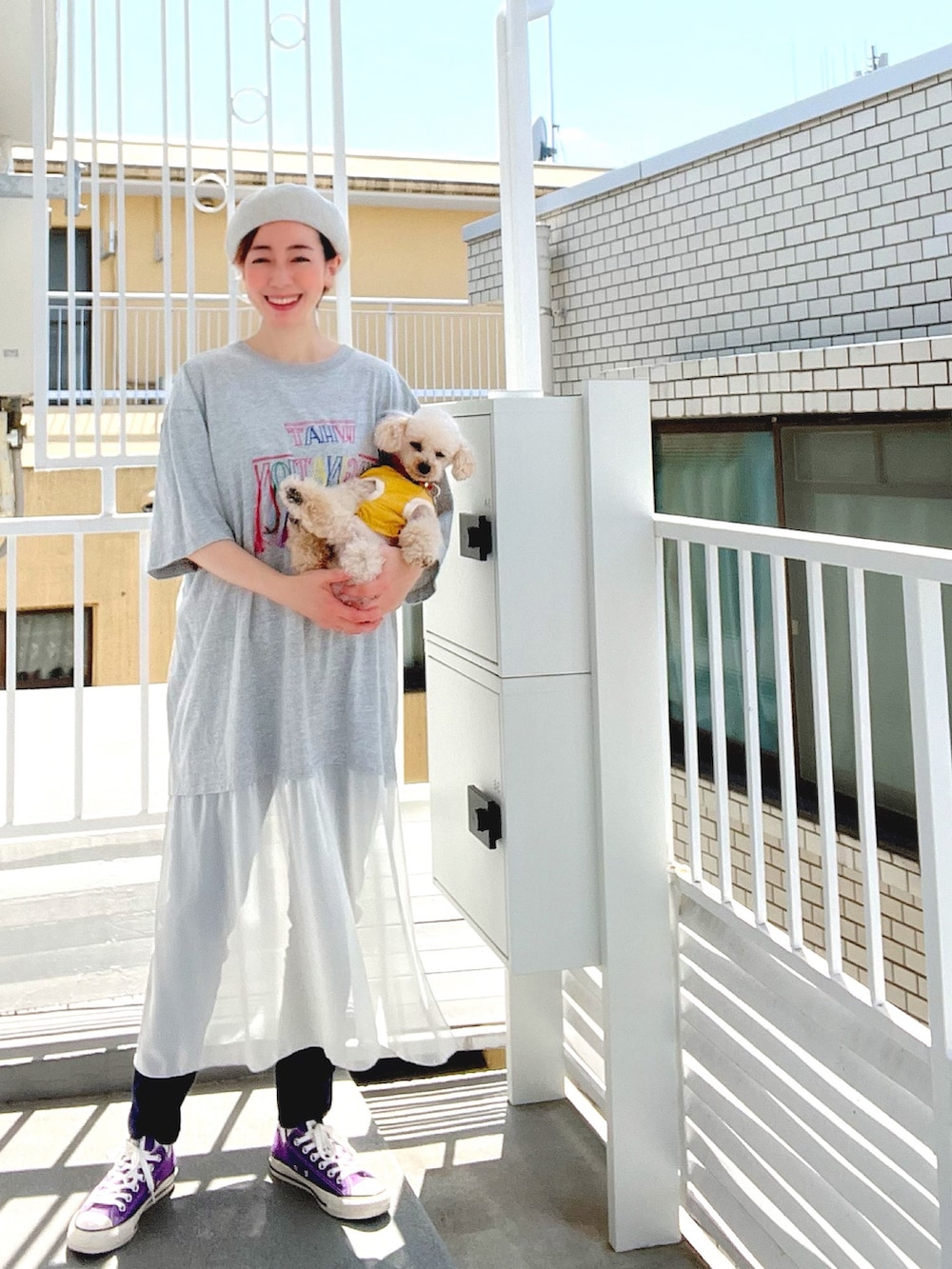 グレー系のワンピース、その他のTシャツ/カットソー、ピンク系のペットウェアを着用したレディースの春コーディネートの2枚目の写真