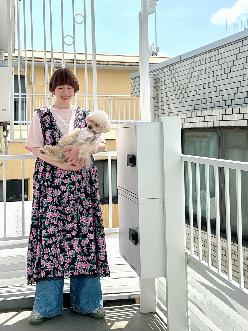 ブルー系のジャージ、ホワイト系のワンピース/ドレス、ピンク系のワンピースを着用したレディースの春コーディネートの2枚目の写真