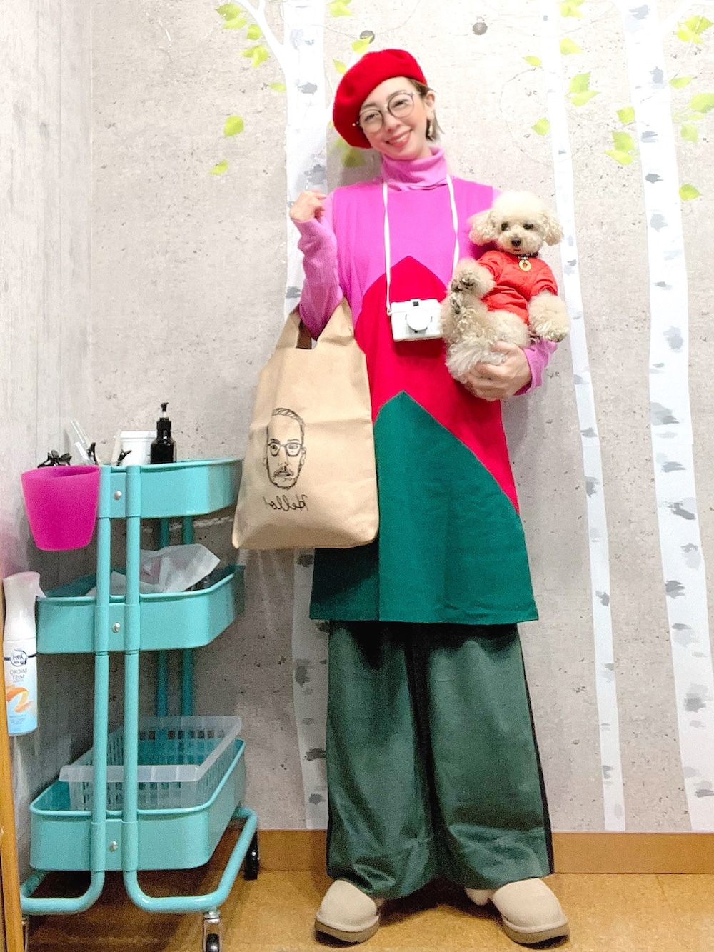 ベージュ系のエコバッグ/サブバッグ、ピンク系のTシャツ/カットソー、グリーン系のワンピースを着用したレディースの冬コーディネートの3枚目の写真