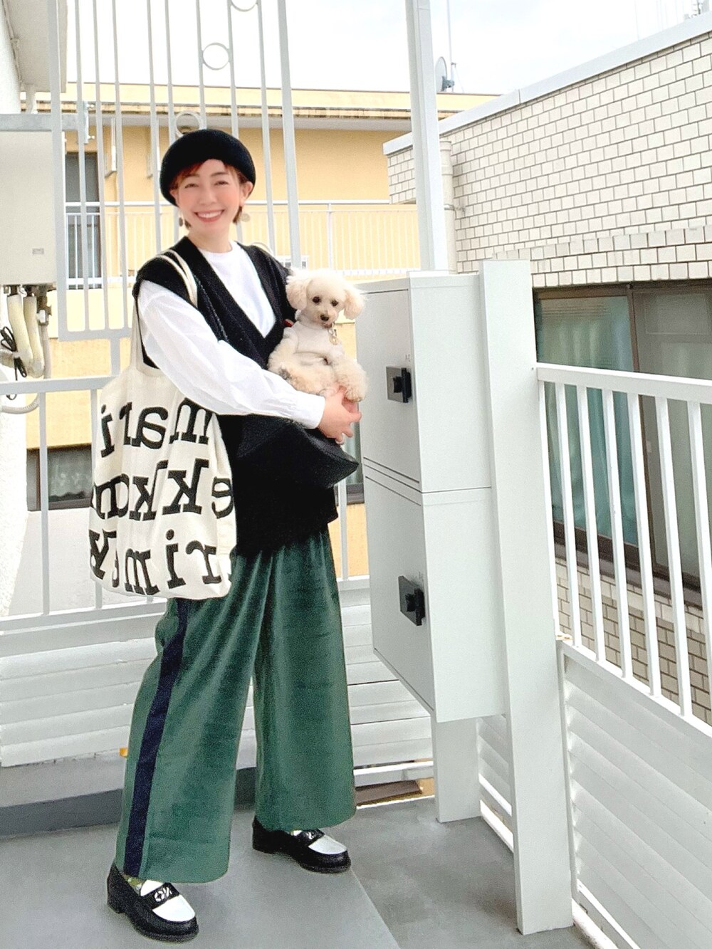 ホワイト系のシャツ/ブラウス、ブラック系のベスト、ブラック系のショルダーバッグを着用したレディースの冬コーディネートの2枚目の写真