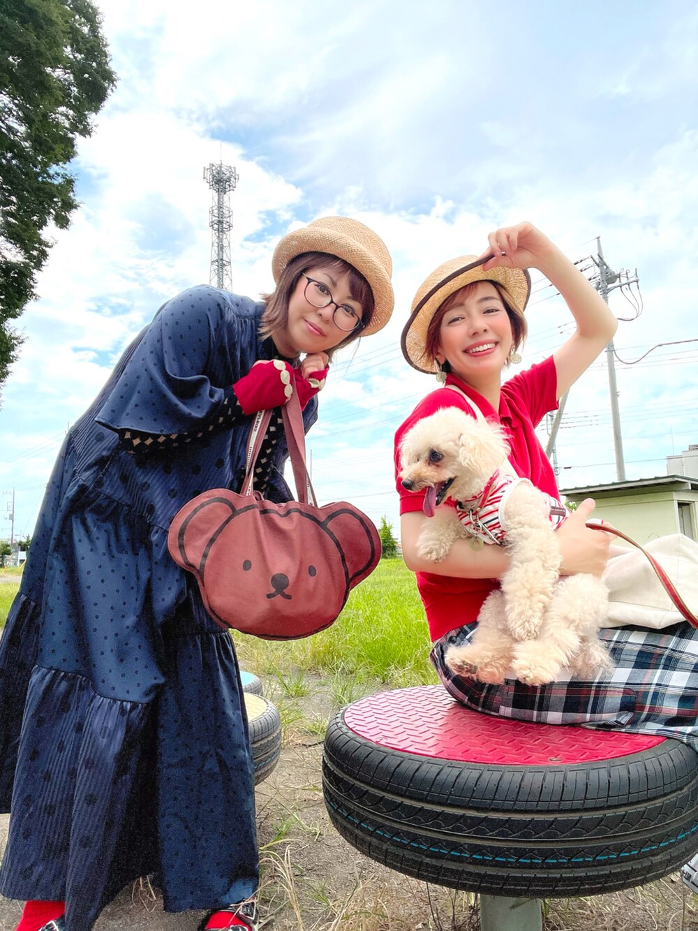 レッド系のハット、レッド系のペットウェア、ピンク系の食器/キッチンを着用したレディースの夏コーディネートの2枚目の写真