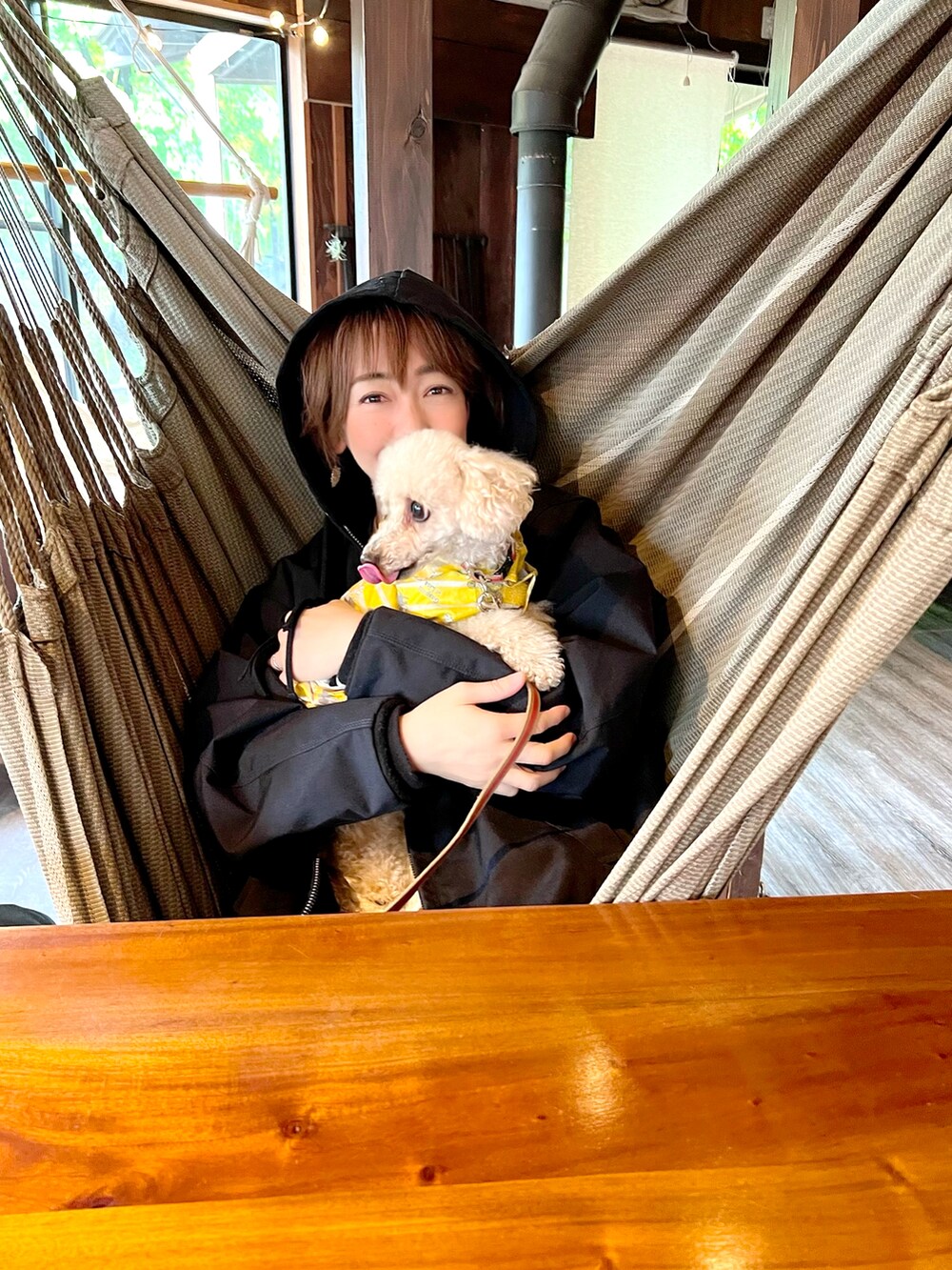 ピンク系のペットウェア、グリーン系のその他、グリーン系のアウトドアグッズを着用したレディースの春コーディネートの2枚目の写真