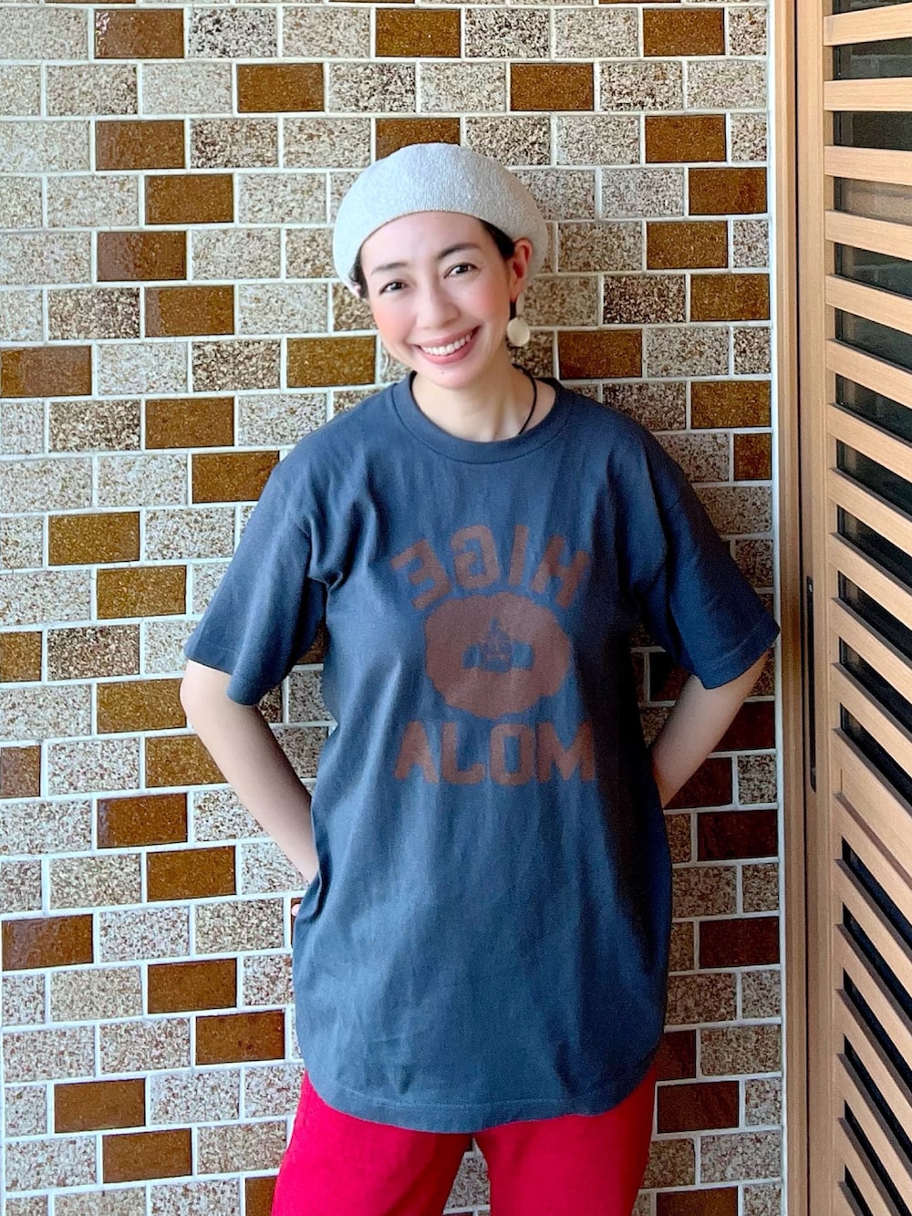 ブルー系のTシャツ/カットソー、レッド系のその他パンツ、ブラウン系のその他パンツを着用したレディースの夏コーディネートの2枚目の写真