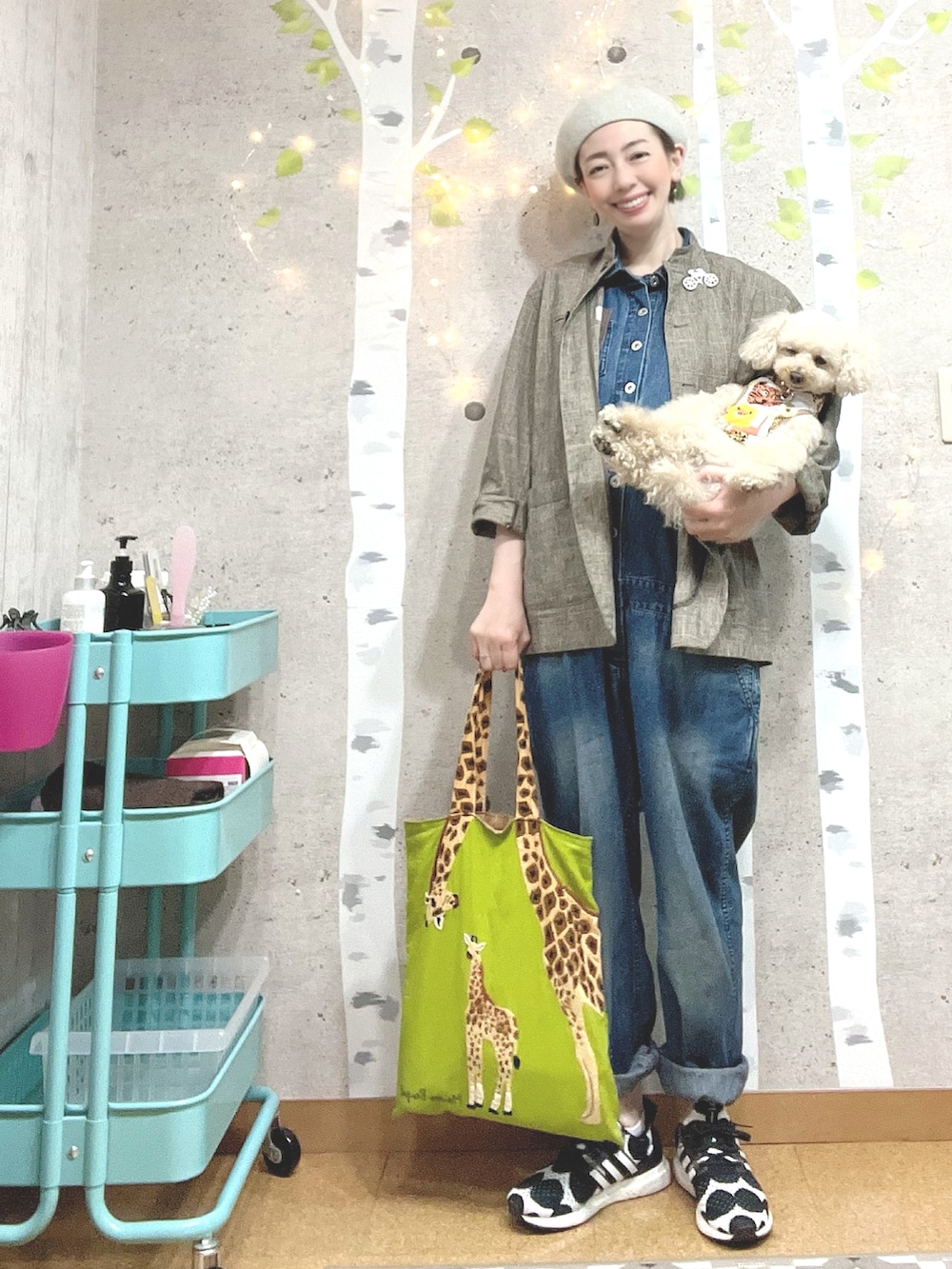 ブラウン系のシャツ/ブラウス、ブルー系のつなぎ/オールインワン、グリーン系のトートバッグを着用したレディースの春コーディネートの2枚目の写真