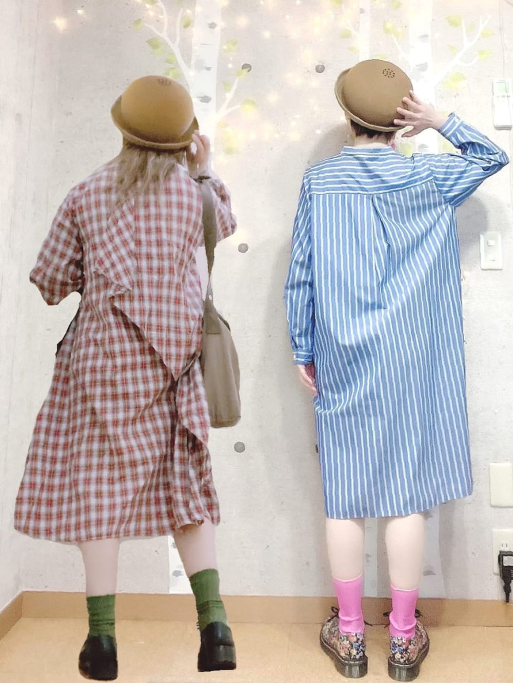 ゴールド系のスカジャン、レッド系のスカート、その他のドレスシューズを着用したレディースの春コーディネートの4枚目の写真