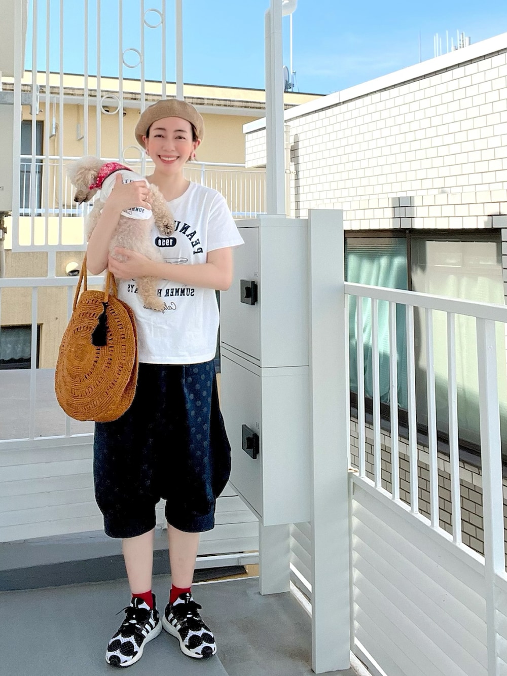 ホワイト系のTシャツ/カットソー、ブルー系のその他パンツ、ブラック系のスニーカーを着用したレディースの夏コーディネートの2枚目の写真