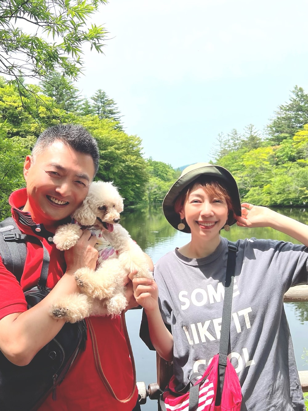 グリーン系のフォーマルスーツ/小物、グリーン系のペットウェア、ブラウン系の食器/キッチンを着用したレディースの冬コーディネートの3枚目の写真