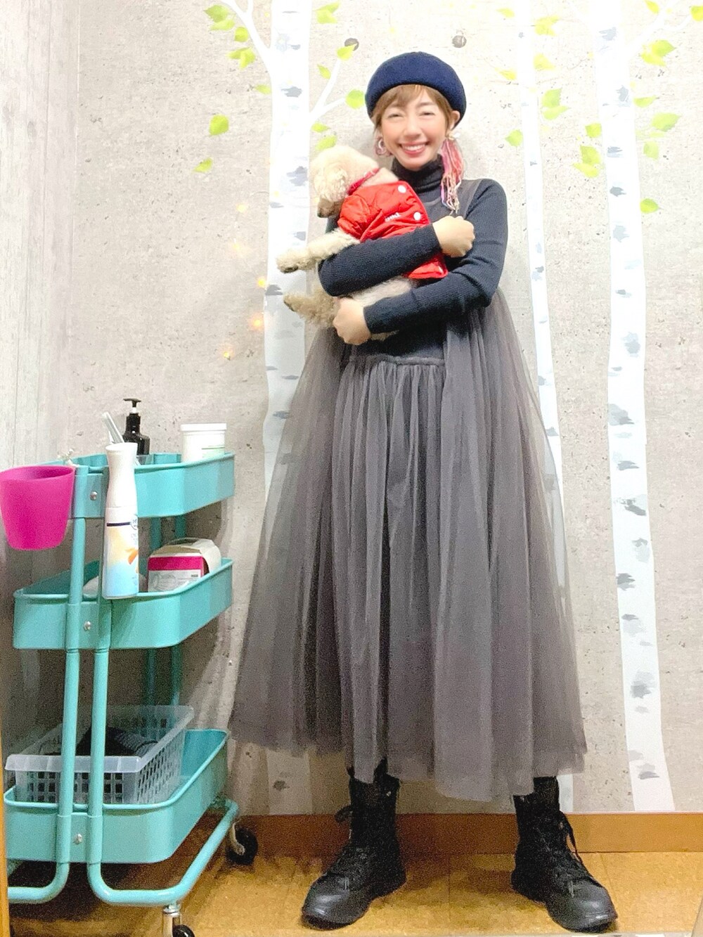 その他のボストンバッグ、グレー系のニット/セーター、グレー系のワンピースを着用したレディースの冬コーディネートの2枚目の写真