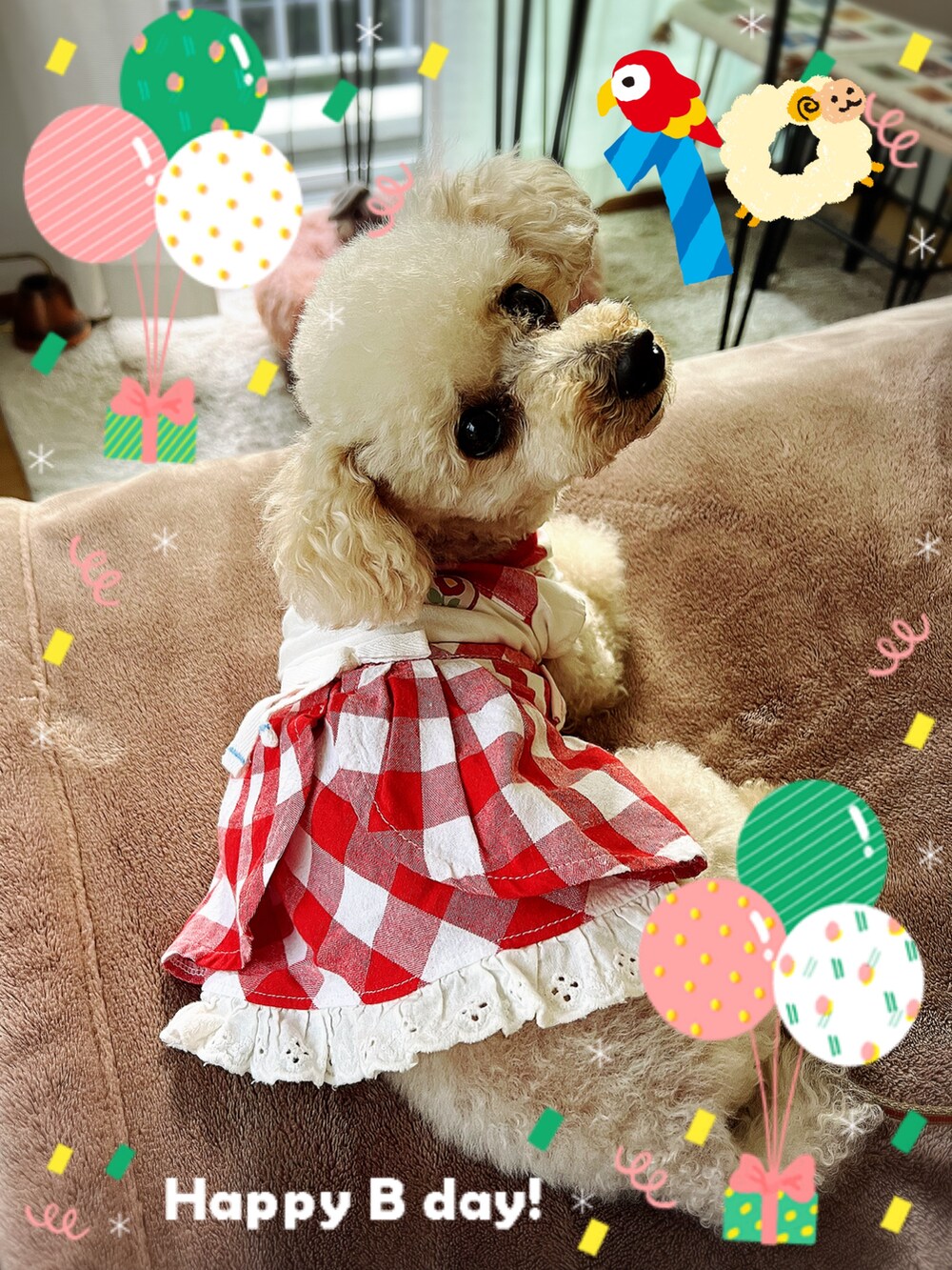 ホワイト系のシャツワンピース、ブルー系のTシャツ/カットソー、ブルー系のデニムパンツを着用したレディースの春コーディネートの3枚目の写真