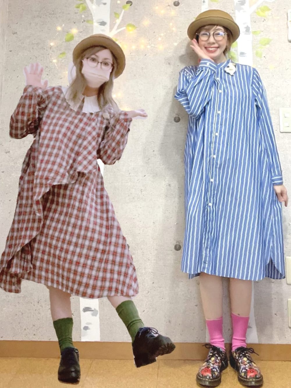 ゴールド系のスカジャン、レッド系のスカート、その他のドレスシューズを着用したレディースの春コーディネートの3枚目の写真