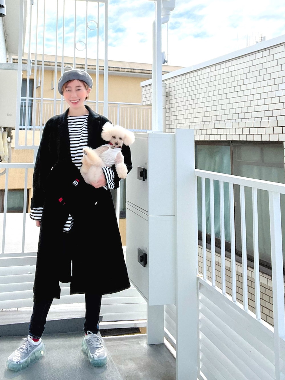 ブラック系のチェスターコート、ブラック系のTシャツ/カットソー、ブラック系のショルダーバッグを着用したレディースの秋コーディネートの2枚目の写真