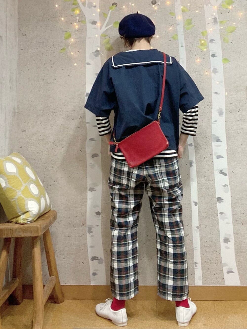 ブラック系のTシャツ/カットソー、ブルー系のシャツ/ブラウス、ブラック系のその他パンツを着用したレディースの秋コーディネートの3枚目の写真