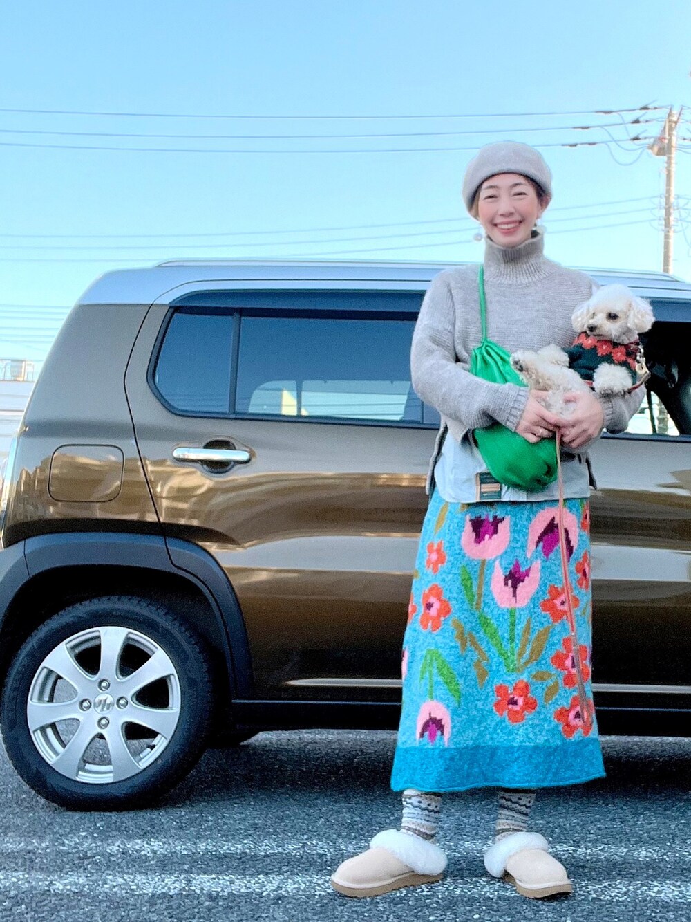 グレー系のニット/セーター、グレー系のシャツ/ブラウス、グリーン系のショルダーバッグを着用したレディースの冬コーディネートの2枚目の写真