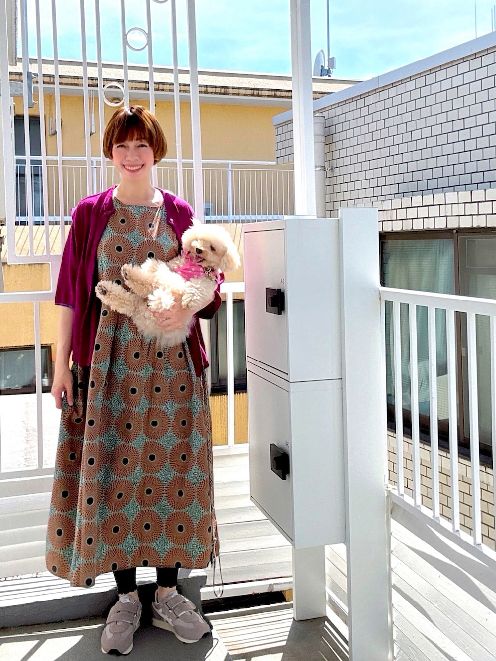 ブルー系のエコバッグ/サブバッグ、ブラック系のトートバッグ、その他の長傘を着用したレディースの秋コーディネートの4枚目の写真