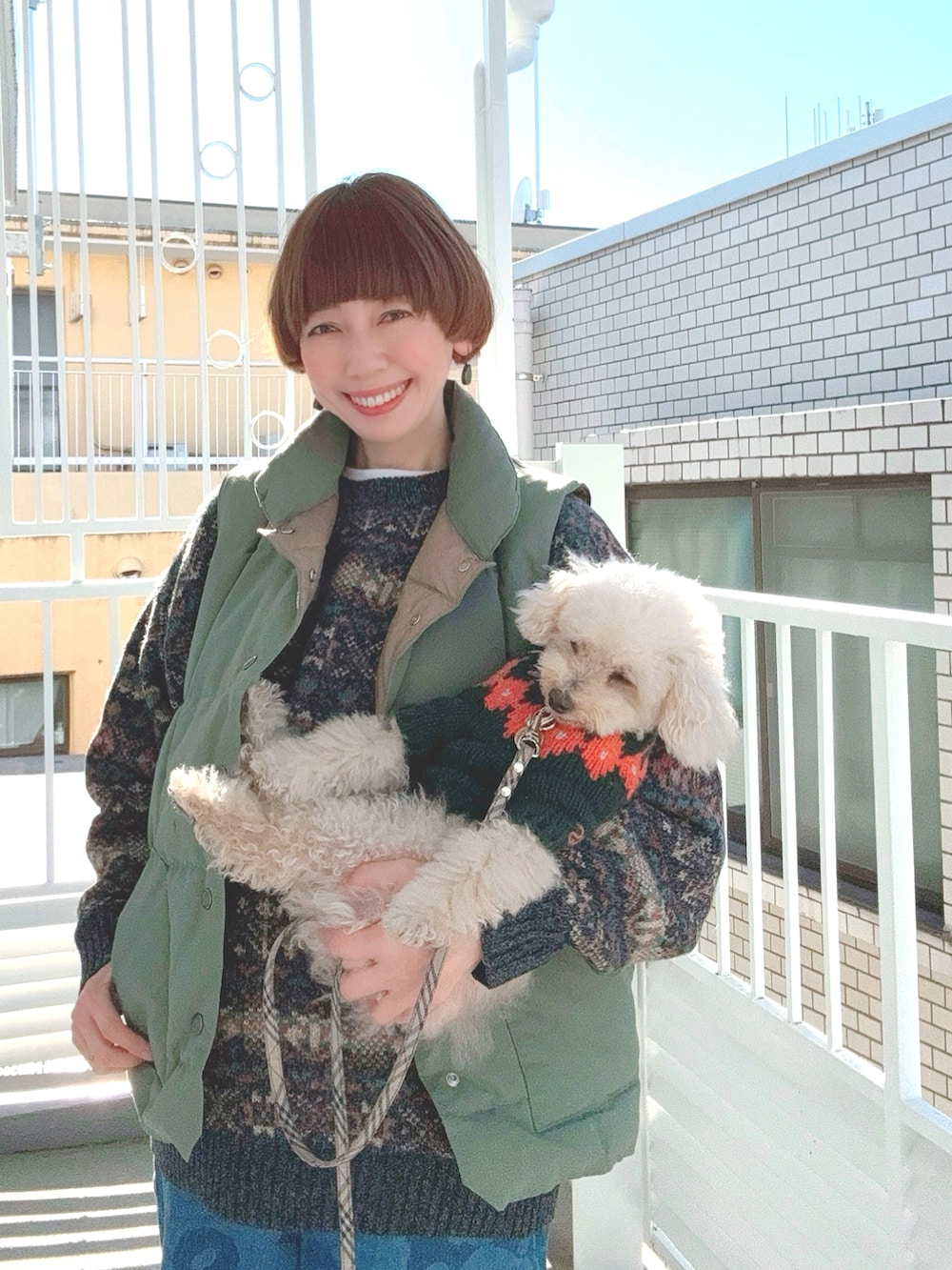 グリーン系のダウンベスト、その他のニット/セーター、グリーン系のその他アウターを着用したレディースの冬コーディネートの3枚目の写真