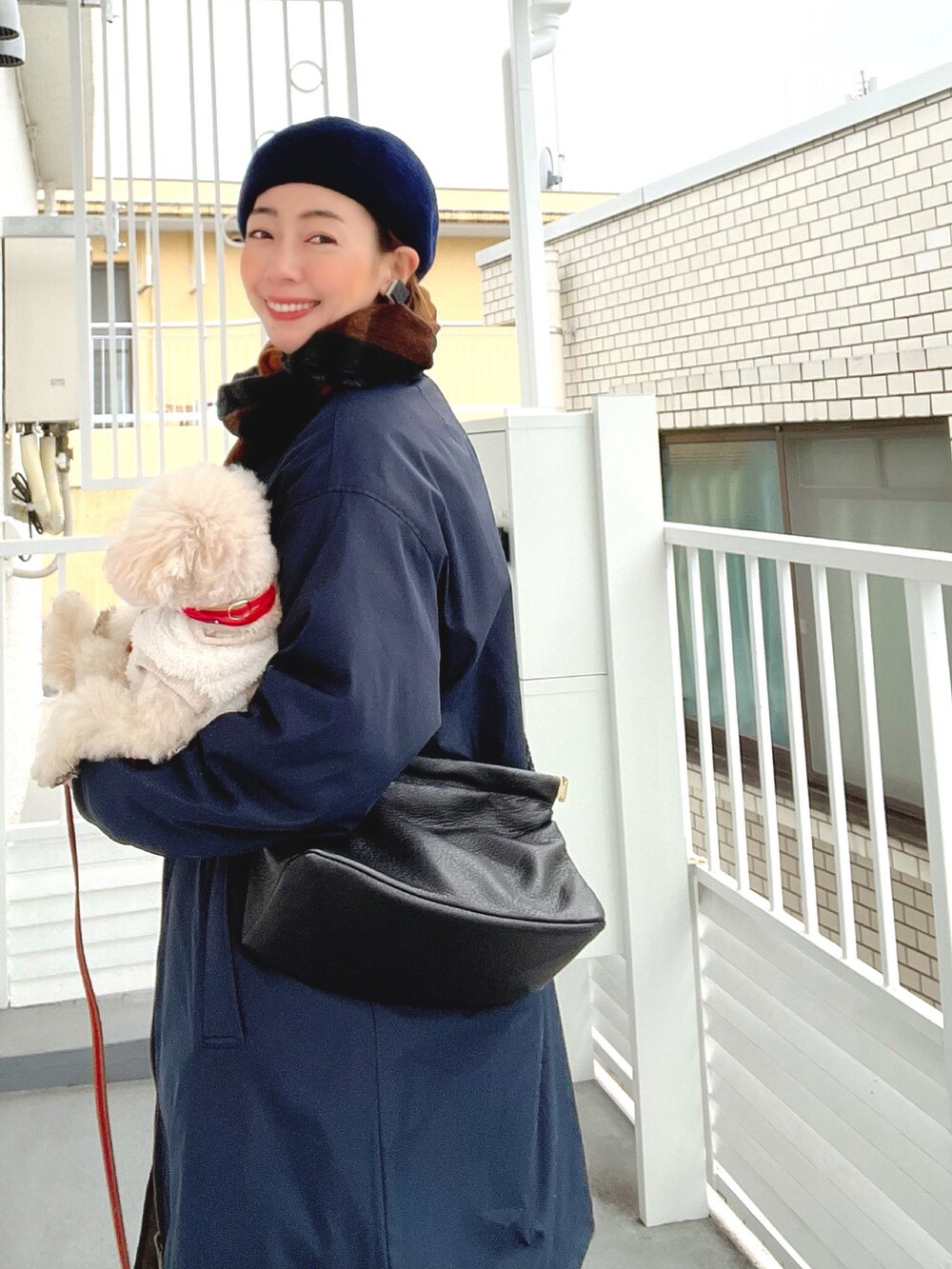 ブラック系のショルダーバッグ、ブルー系のMA-1、ブルー系のデニムパンツを着用したレディースの冬コーディネートの2枚目の写真