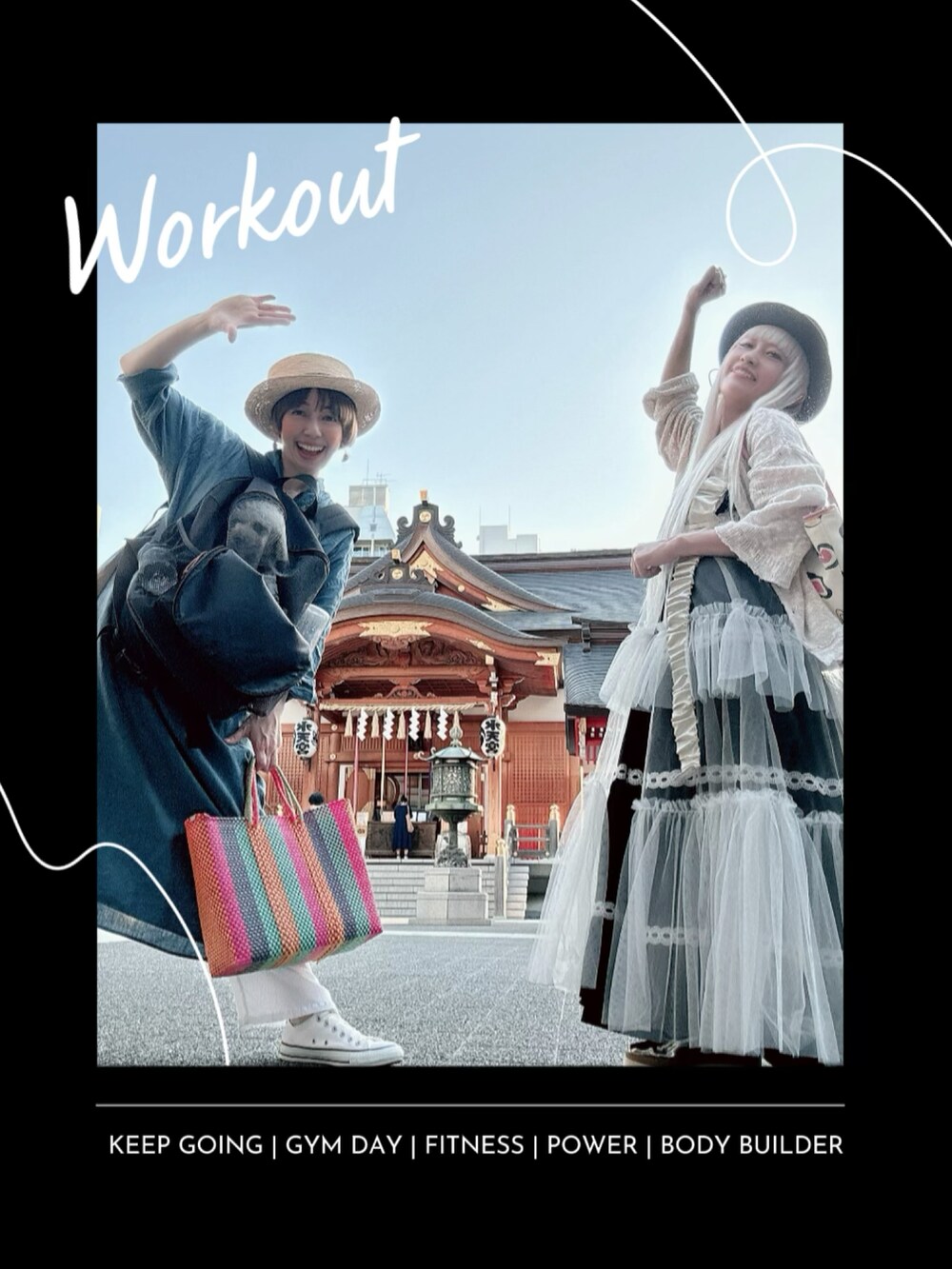 ホワイト系のTシャツ/カットソー、ブルー系のつなぎ/オールインワン、ホワイト系のスニーカーを着用したレディースの夏コーディネートの2枚目の写真