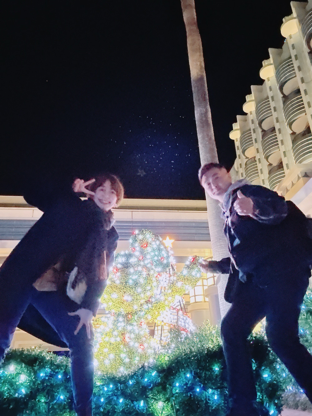 ブラック系のニット/セーター、ホワイト系のチノパンツ、ブラック系のショルダーバッグを着用したレディースの冬コーディネートの4枚目の写真