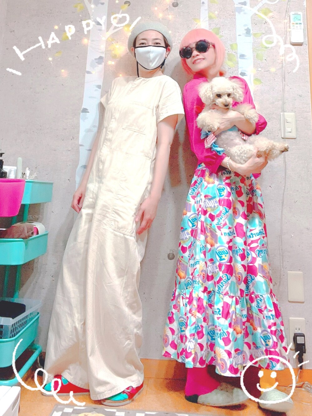 ピンク系のかごバッグ、ピンク系のシャツ/ブラウス、ブルー系のスカートを着用したレディースの夏コーディネートの3枚目の写真