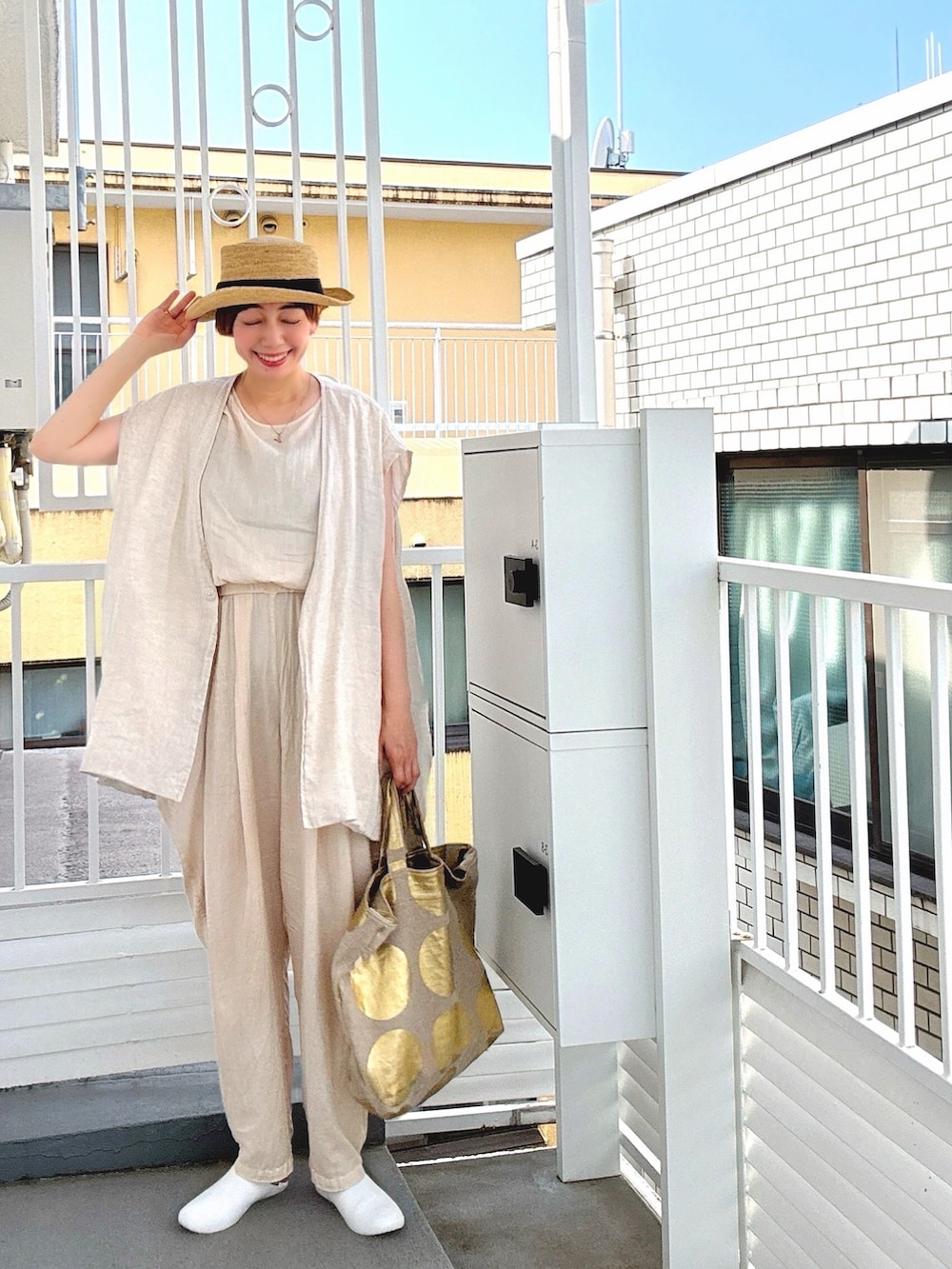 ブルー系のエコバッグ/サブバッグ、ブラック系のトートバッグ、その他の長傘を着用したレディースの秋コーディネートの5枚目の写真