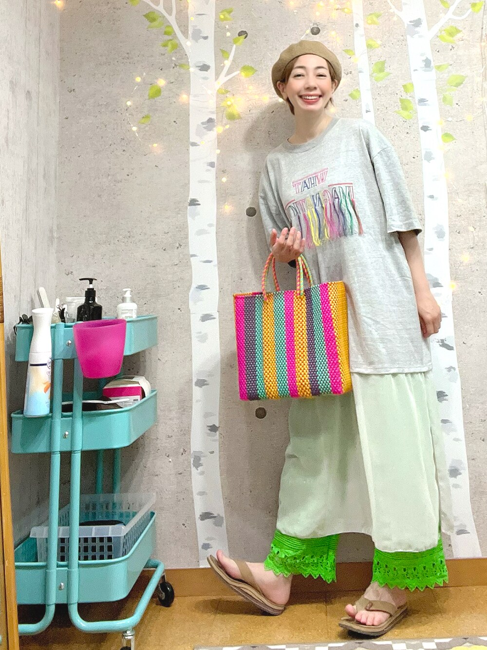 その他のトートバッグ、グレー系のワンピース、グリーン系のパンツを着用したレディースの夏コーディネートの3枚目の写真