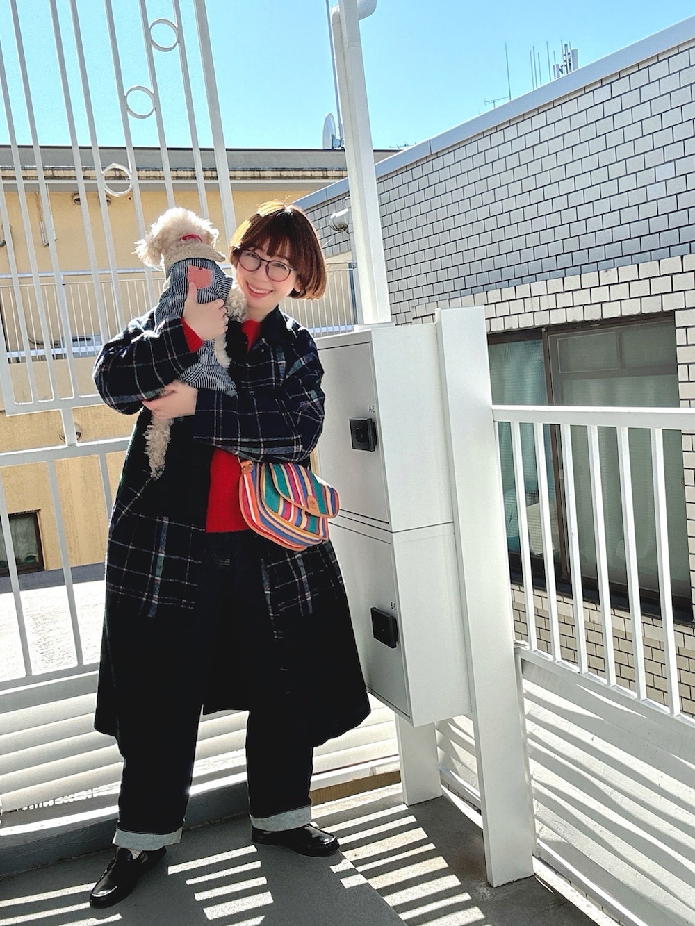 グリーン系のその他アウター、その他のショルダーバッグ、レッド系のニット/セーターを着用したレディースの冬コーディネートの2枚目の写真