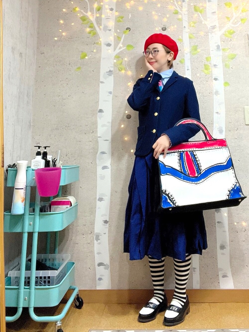 その他のボストンバッグ、ブルー系のシャツ/ブラウス、ブルー系のテーラードジャケットを着用したレディースの秋コーディネートの2枚目の写真