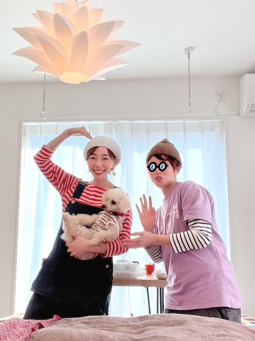 オレンジ系のTシャツ/カットソー、ブラック系のスニーカー、ピンク系のペットウェアを着用したレディースの春コーディネートの5枚目の写真