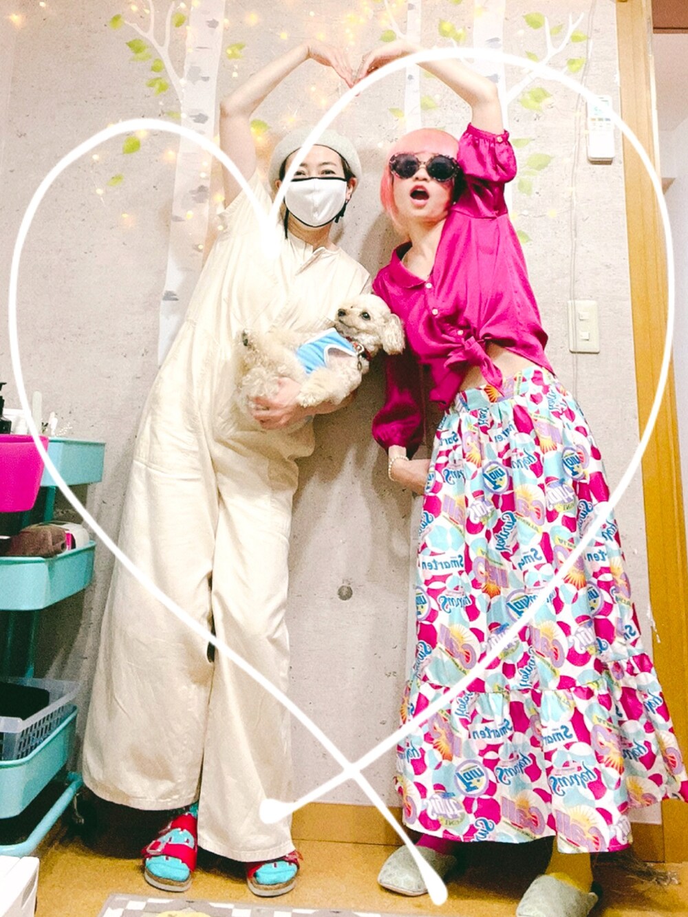 ピンク系のかごバッグ、ピンク系のシャツ/ブラウス、ブルー系のスカートを着用したレディースの夏コーディネートの2枚目の写真