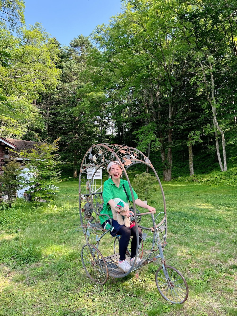 グリーン系のフォーマルスーツ/小物、グリーン系のペットウェア、ブラウン系の食器/キッチンを着用したレディースの冬コーディネートの4枚目の写真