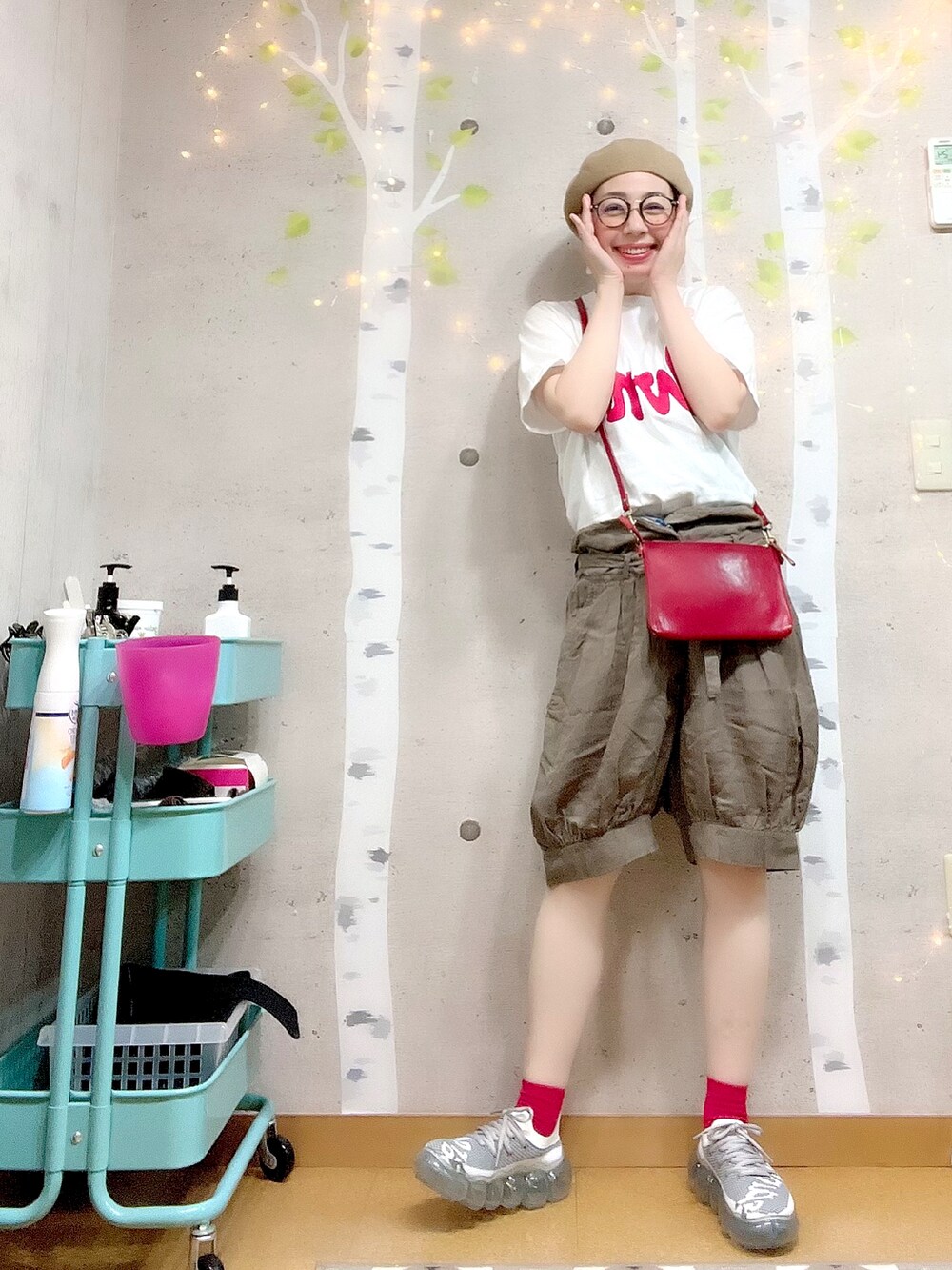 レッド系のTシャツ/カットソー、レッド系のショルダーバッグ、グリーン系のその他パンツを着用したレディースの秋コーディネートの3枚目の写真