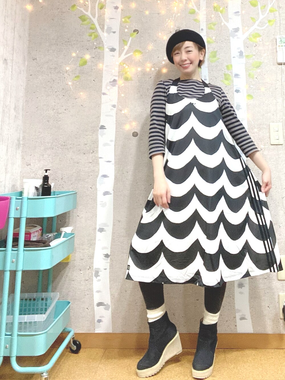 ホワイト系のその他アウター、ブラック系のワンピース、グレー系のTシャツ/カットソーを着用したレディースの冬コーディネートの5枚目の写真