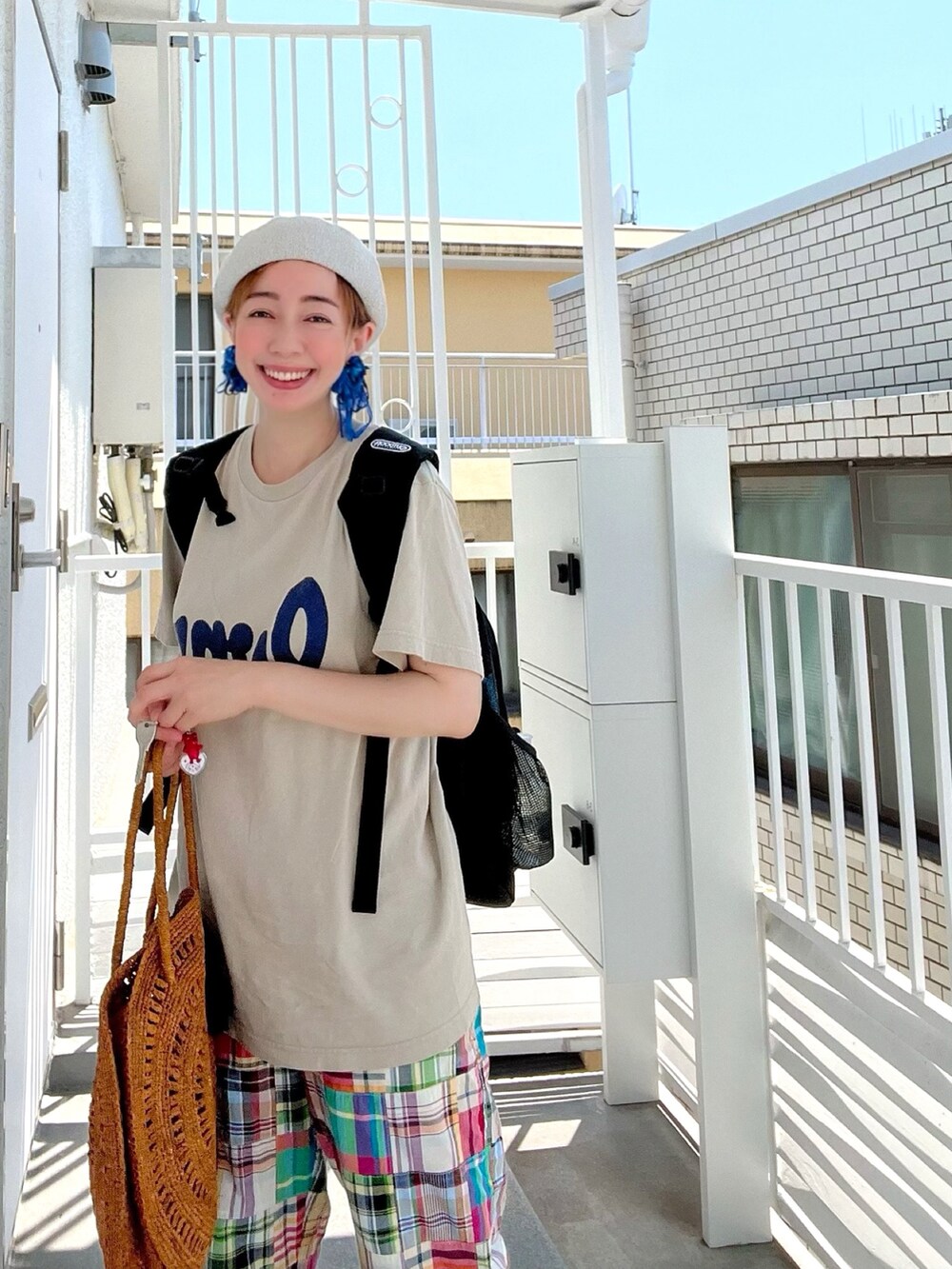 ベージュ系のTシャツ/カットソー、ベージュ系のかごバッグ、その他のその他パンツを着用したレディースの夏コーディネートの2枚目の写真