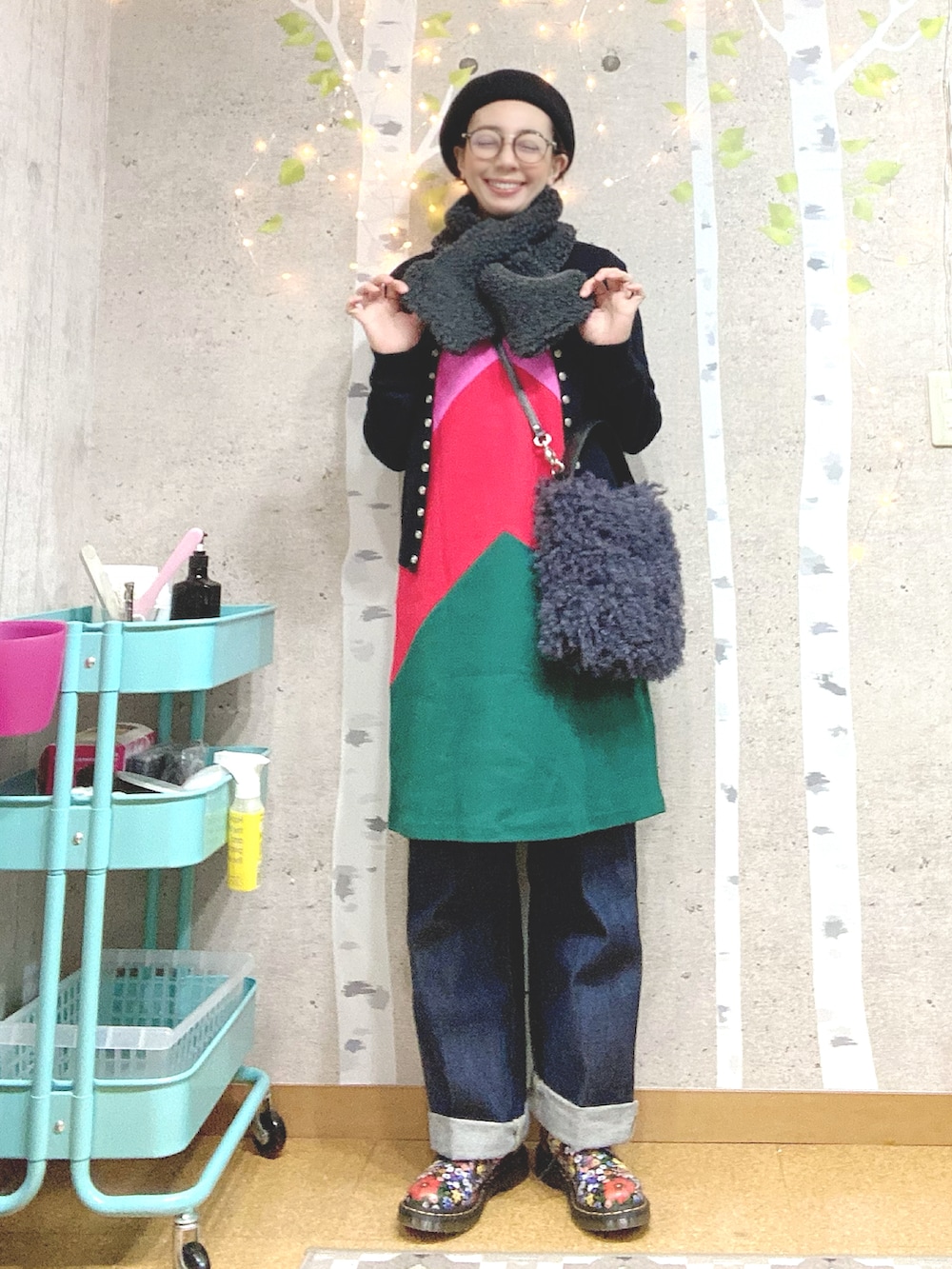 ブラック系のTシャツ/カットソー、ピンク系のワンピース、ブラック系のカーディガン/ボレロを着用したレディースの冬コーディネートの2枚目の写真