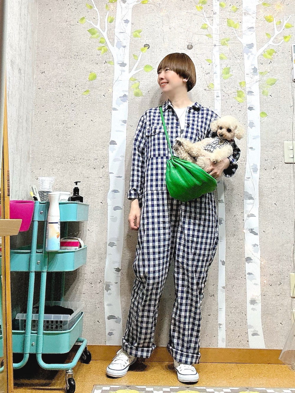 ブルー系のつなぎ/オールインワン、ホワイト系のTシャツ/カットソー、グリーン系のショルダーバッグを着用したレディースの春コーディネートの2枚目の写真