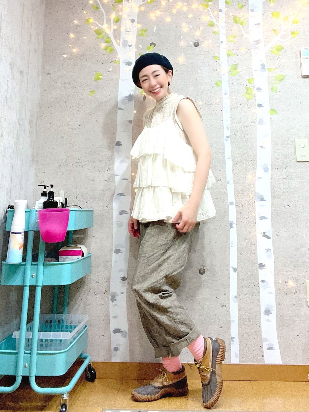 ピンク系のトートバッグ、ピンク系のエコバッグ/サブバッグ、ホワイト系のシャツ/ブラウスを着用したレディースの秋コーディネートの3枚目の写真