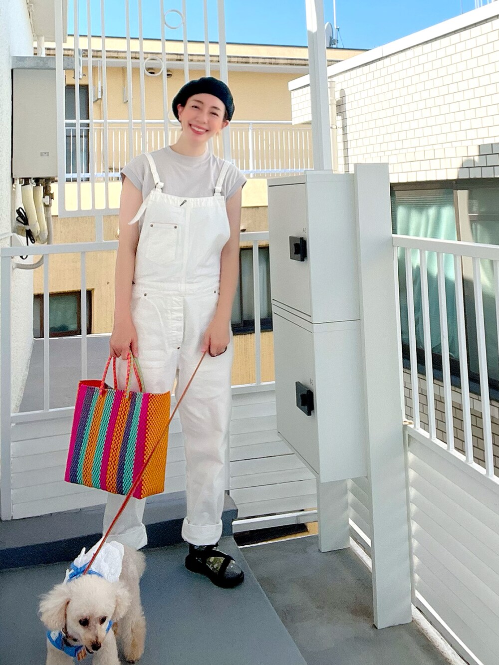 その他のトートバッグ、グレー系のTシャツ/カットソー、ホワイト系のサロペット/オーバーオールを着用したレディースの夏コーディネートの3枚目の写真