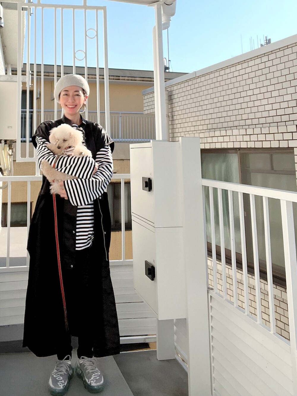 ブラック系のベスト、ブラック系のTシャツ/カットソー、ホワイト系のスニーカーを着用したレディースの秋コーディネートの2枚目の写真