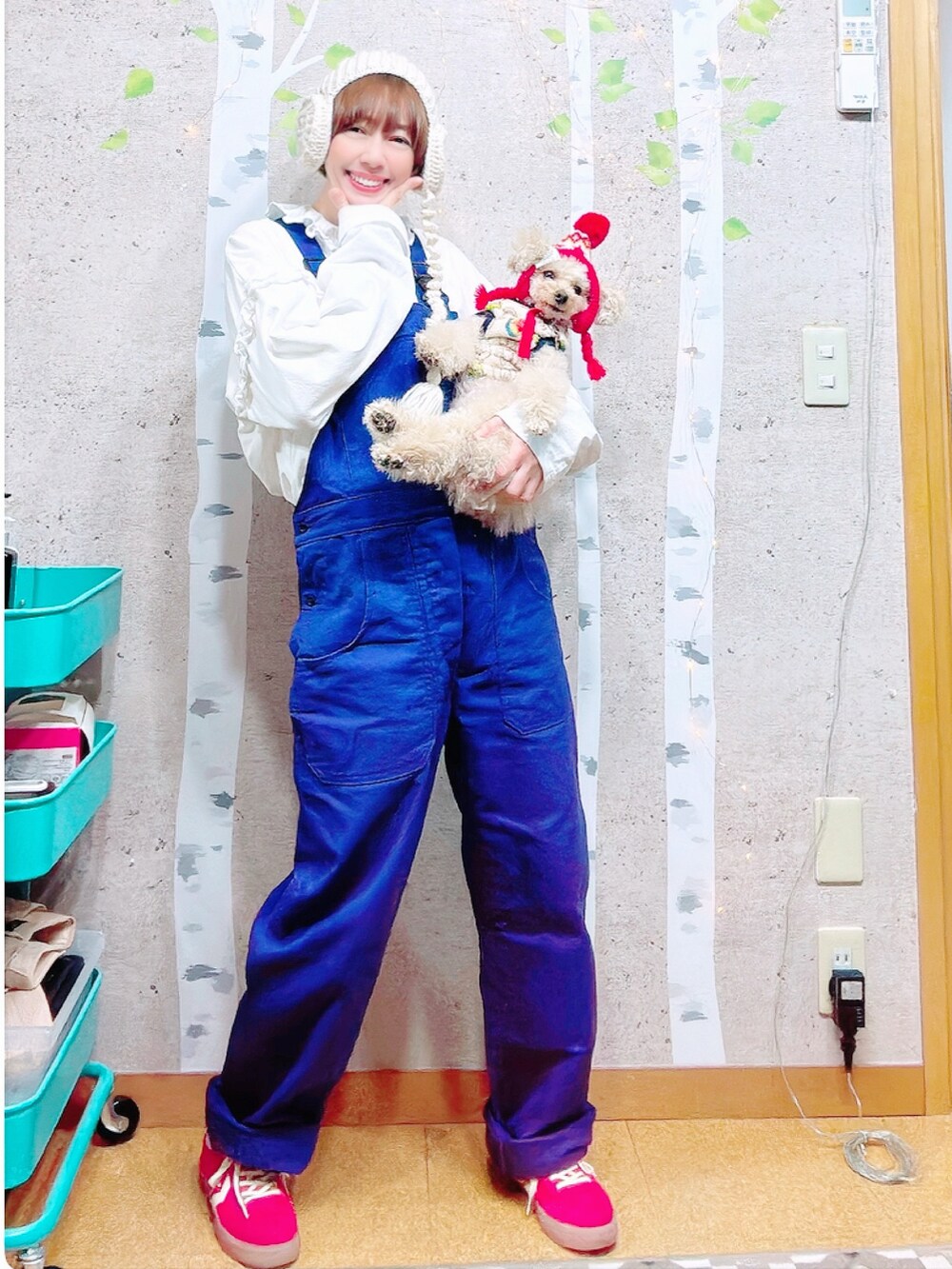 レッド系のスニーカー、ホワイト系のTシャツ/カットソー、ブルー系のサロペット/オーバーオールを着用したレディースの冬コーディネートの2枚目の写真