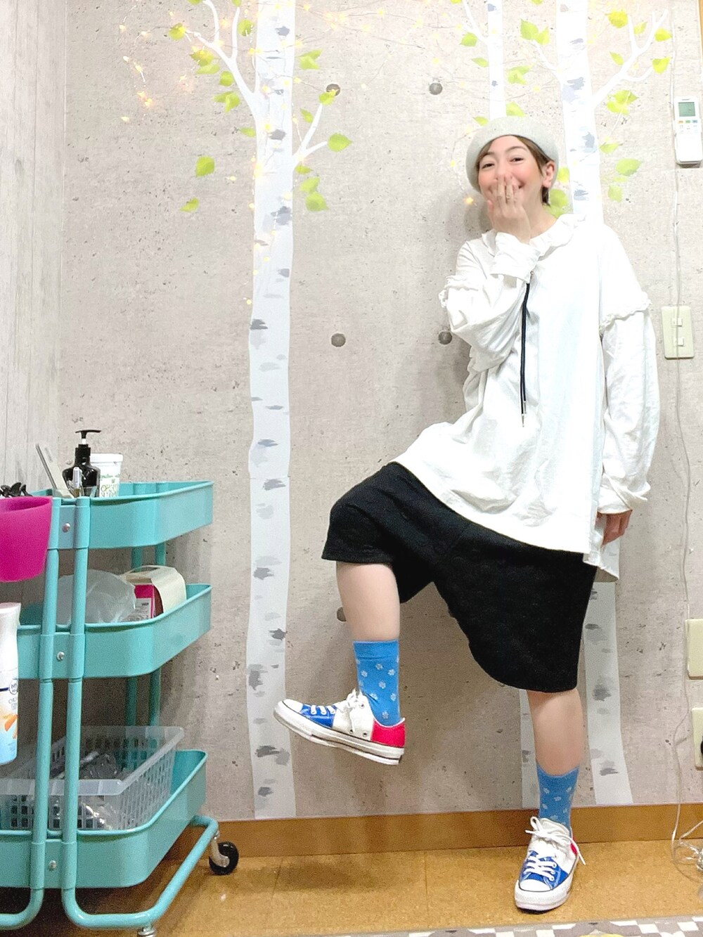 その他のスニーカー、ホワイト系のTシャツ/カットソー、グレー系のベストを着用したレディースの春コーディネートの2枚目の写真