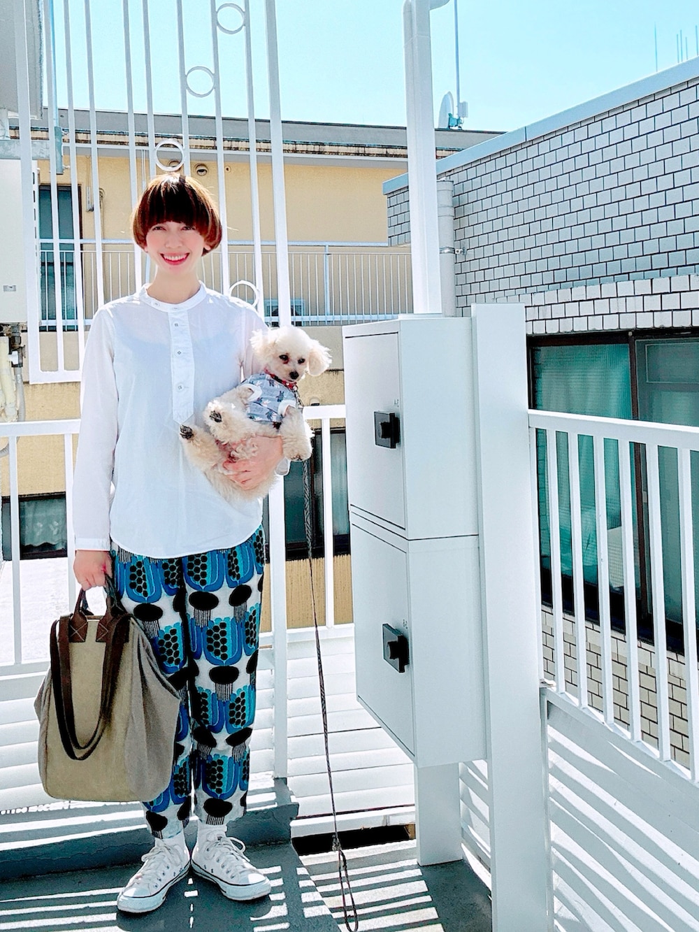 ホワイト系のシャツ/ブラウス、ブルー系のデニムパンツ、ホワイト系のスニーカーを着用したレディースの秋コーディネートの3枚目の写真