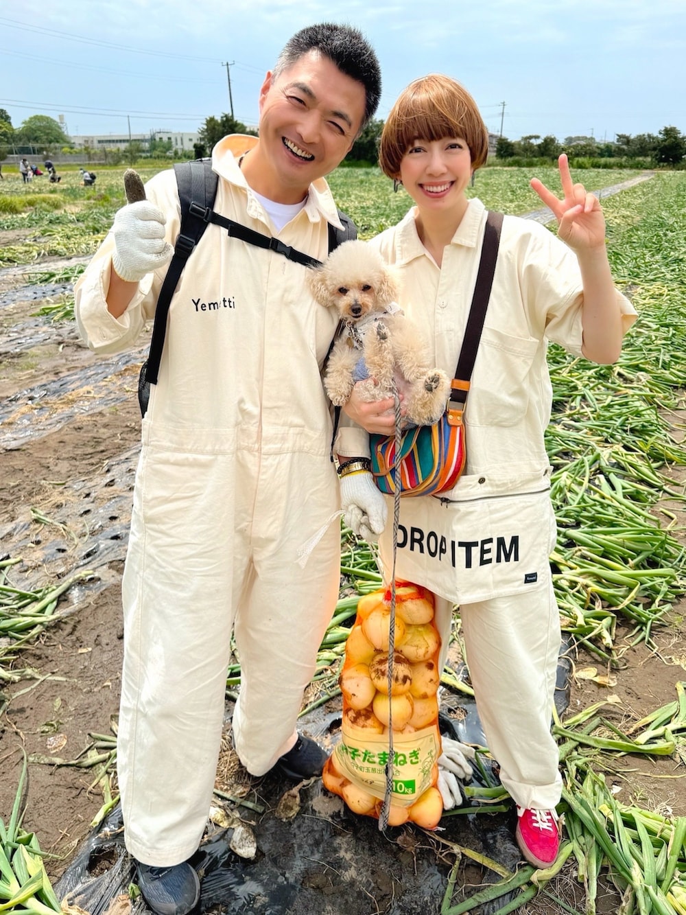 ベージュ系のつなぎ/オールインワン、ホワイト系のペットウェア、ベージュ系のその他を着用したレディースの春コーディネートの2枚目の写真