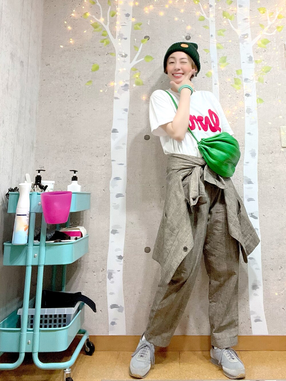 レッド系のTシャツ/カットソー、レッド系のショルダーバッグ、グリーン系のその他パンツを着用したレディースの秋コーディネートの4枚目の写真