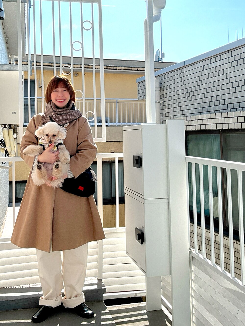 グリーン系のニット/セーター、ホワイト系のその他パンツ、ブラック系のローファーを着用したレディースの冬コーディネートの4枚目の写真