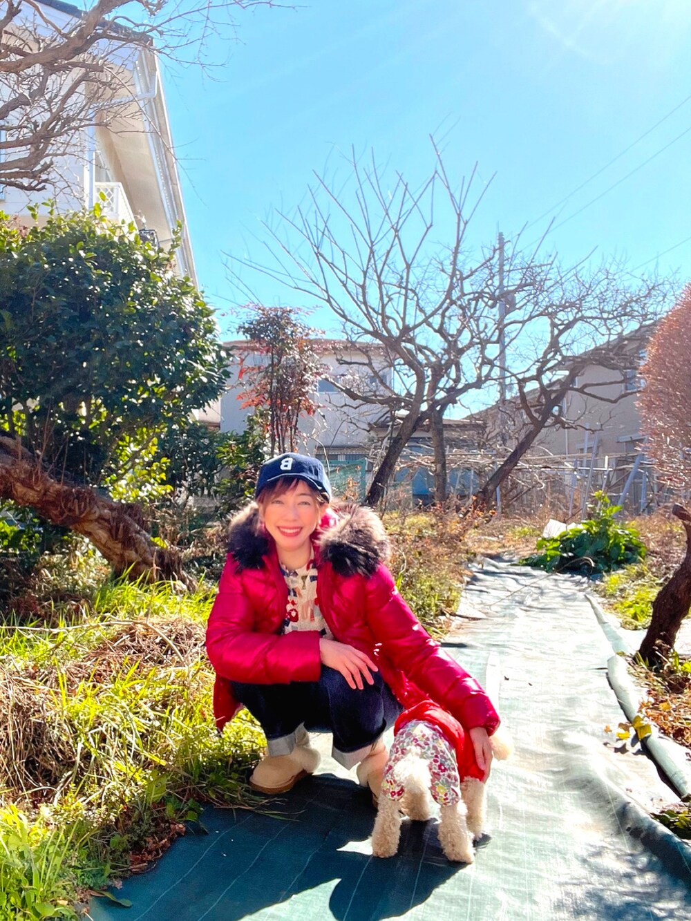 ピンク系のダウンジャケット/コート、ホワイト系のシャツ/ブラウス、パープル系のダウンジャケット/コートを着用したレディースの冬コーディネートの3枚目の写真