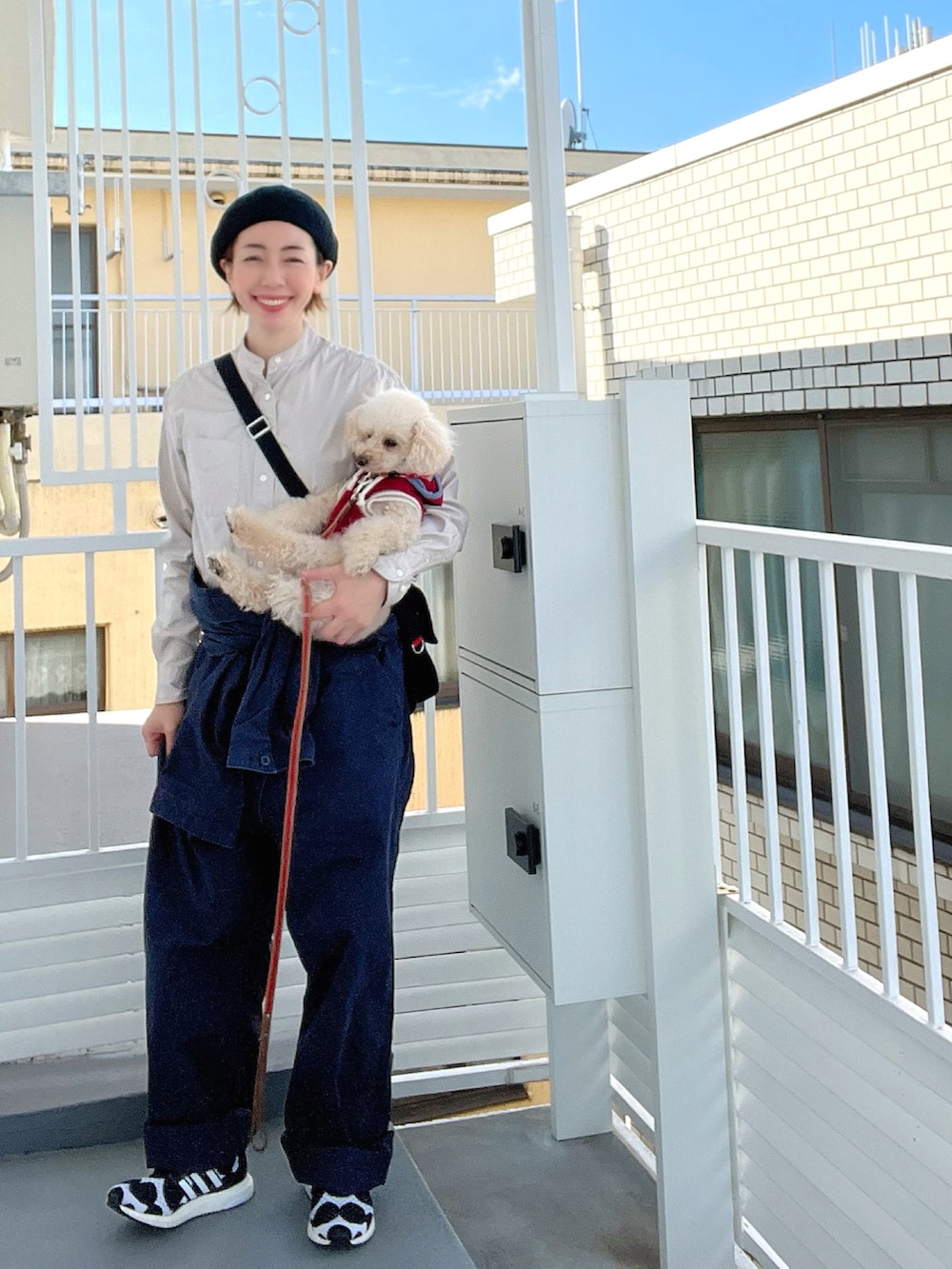 ブルー系のつなぎ/オールインワン、グレー系のシャツ/ブラウス、ブラック系のショルダーバッグを着用したレディースの秋コーディネートの2枚目の写真