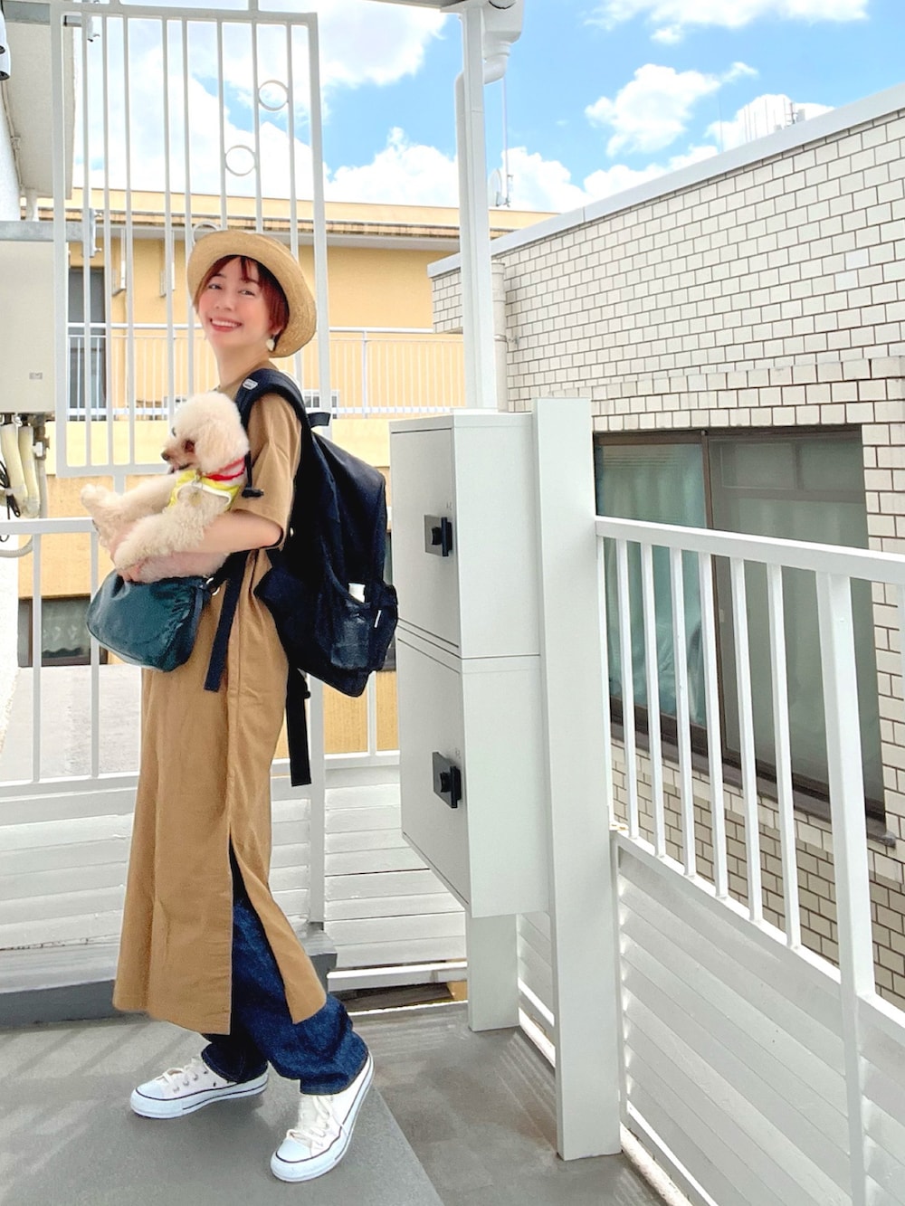 ブルー系のつなぎ/オールインワン、グリーン系のショルダーバッグ、グリーン系のブーツを着用したレディースの秋コーディネートの3枚目の写真