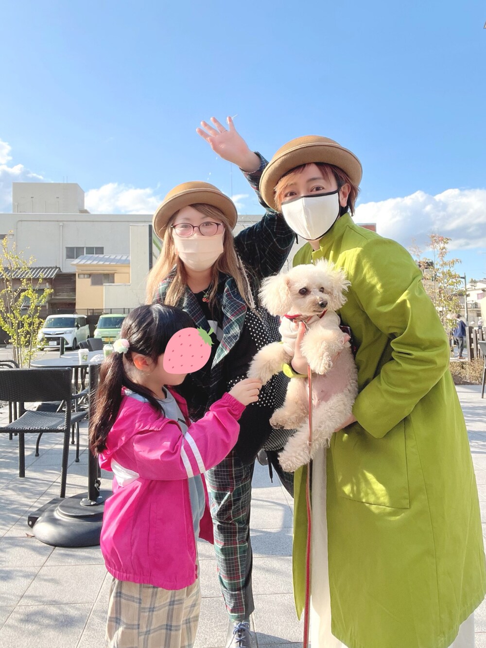 ホワイト系のワンピース、ブラック系のTシャツ/カットソー、ブラック系のスニーカーを着用したレディースの春コーディネートの4枚目の写真