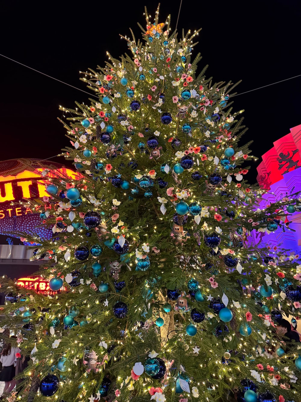 ブラック系のニット/セーター、ホワイト系のチノパンツ、ブラック系のショルダーバッグを着用したレディースの冬コーディネートの5枚目の写真