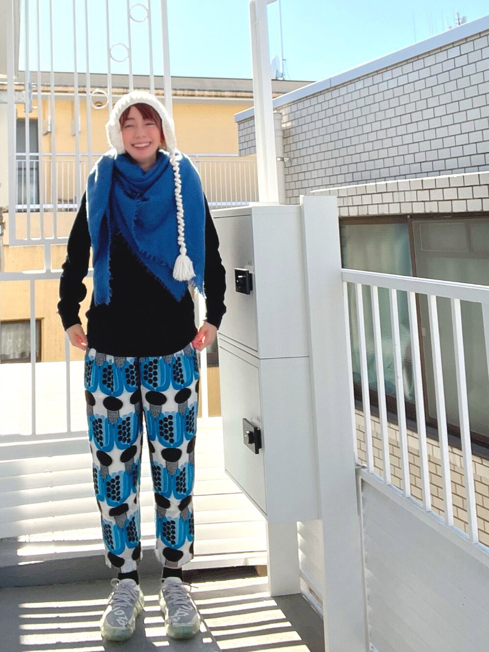 ブルー系のその他パンツ、ブラック系のスウェット、ホワイト系のスニーカーを着用したレディースの秋コーディネートの2枚目の写真